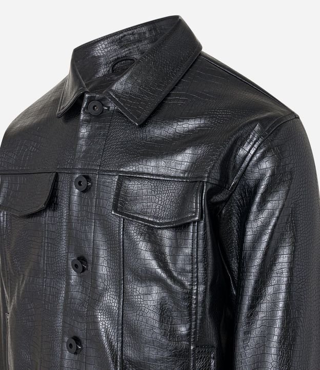 Campera Trucker con Textura Crocco Detalles en Solapa y Abotonado 5