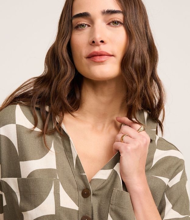 Camisa en Viscolino con Bolsillo y Estampado Geométrico 3