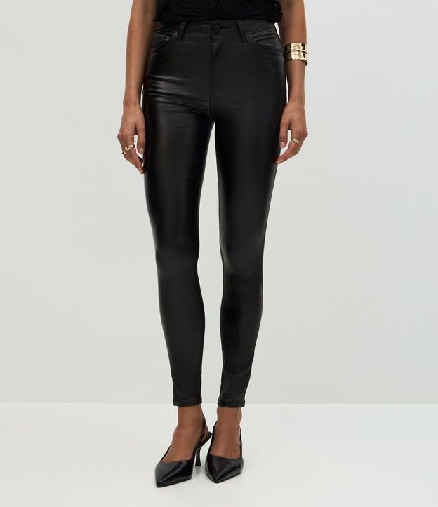 Pantalón Skinny en Sarga Resinada con Cintura Mediana 3