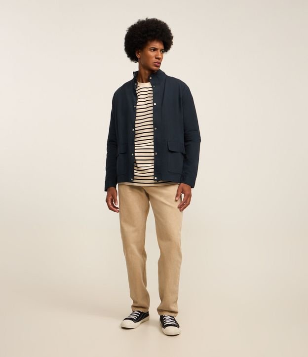 Campera Bomber en Sarga con Abotonado y Bolsillos Cargos 2