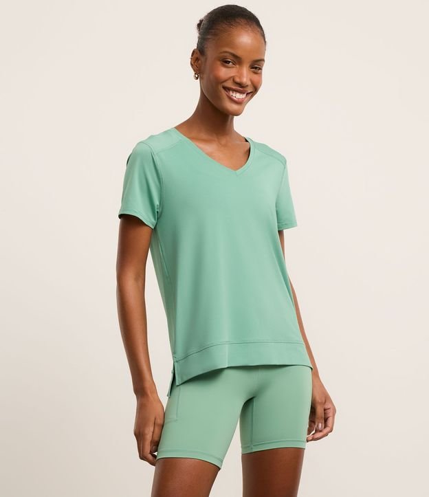 Remera Deportiva en Microfibra Agujerada con Ruedo Mullet
