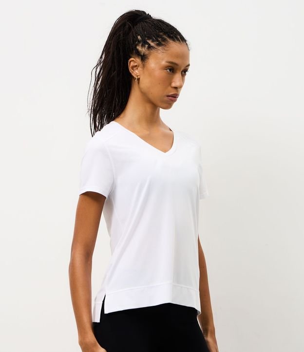Remera Deportiva en Microfibra Agujerada con Ruedo Mullet