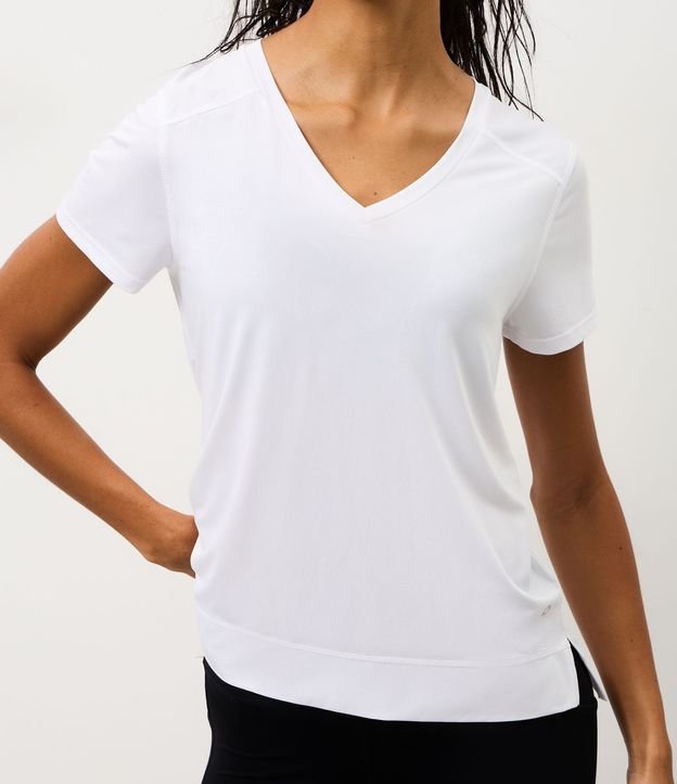 Remera Deportiva en Microfibra Agujerada con Ruedo Mullet 3