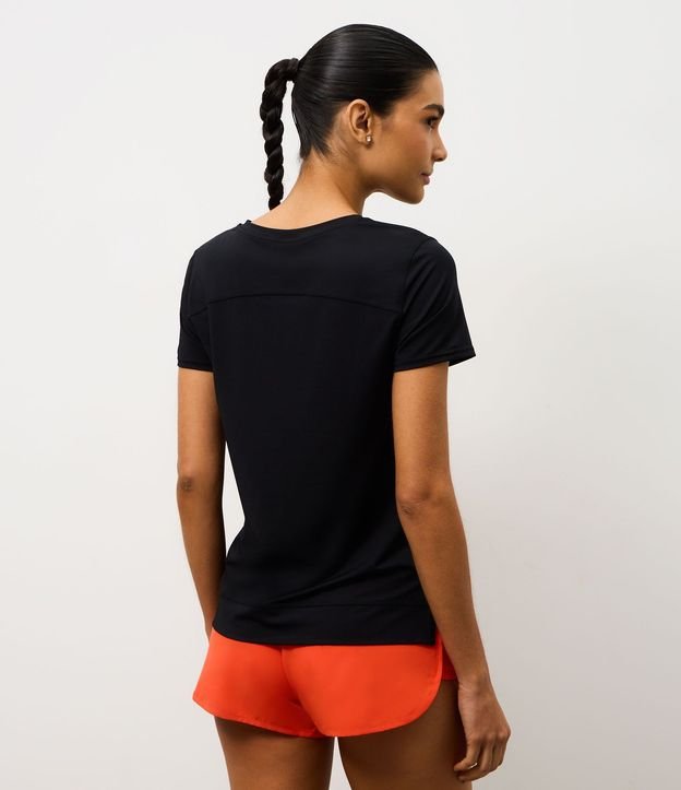 Remera Deportiva en Microfibra Agujerada con Ruedo Mullet 8