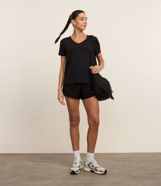 Remera Deportiva en Microfibra Agujerada con Ruedo Mullet 3