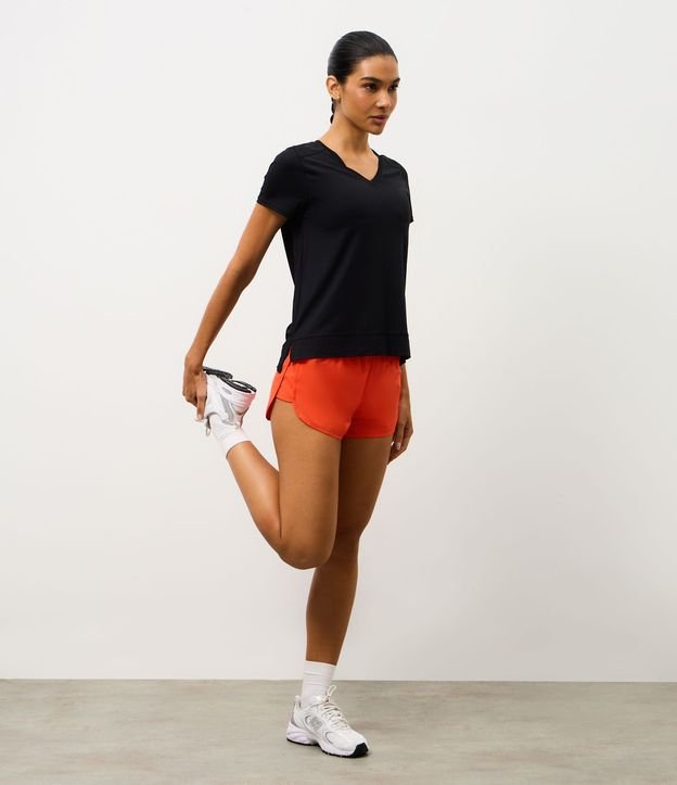 Remera Deportiva en Microfibra Agujerada con Ruedo Mullet 6