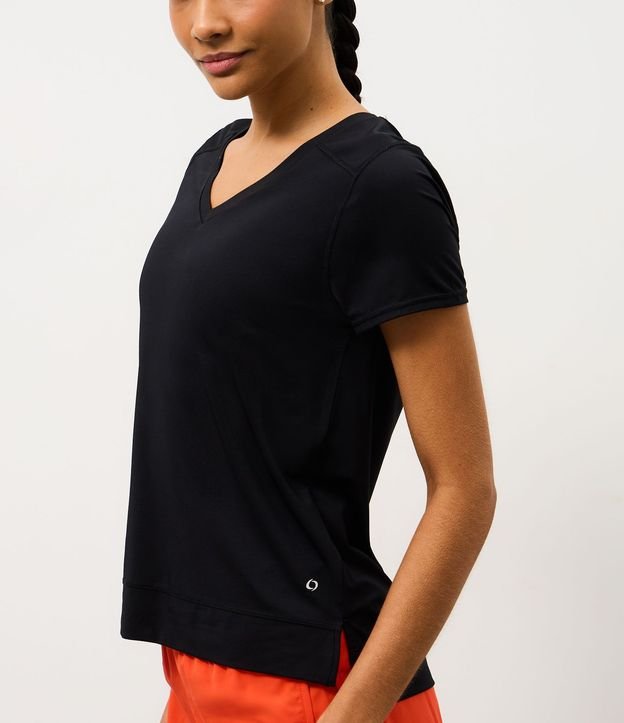Remera Deportiva en Microfibra Agujerada con Ruedo Mullet 7
