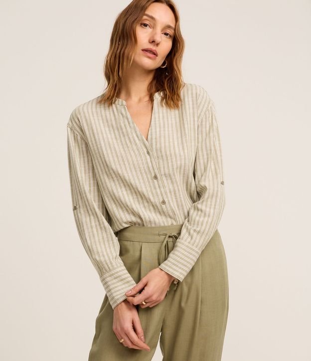 Camisa en Viscolino con Rayas en Hilo Teñido y Cuello Pdre