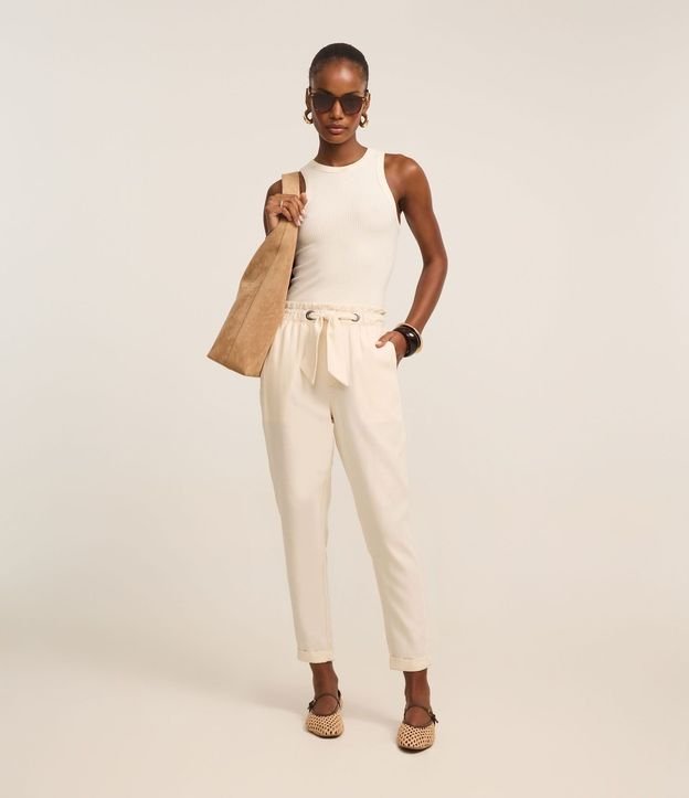 Pantalón Carrot en Sarga con Cintura Elástica y Lazo en la Cintura