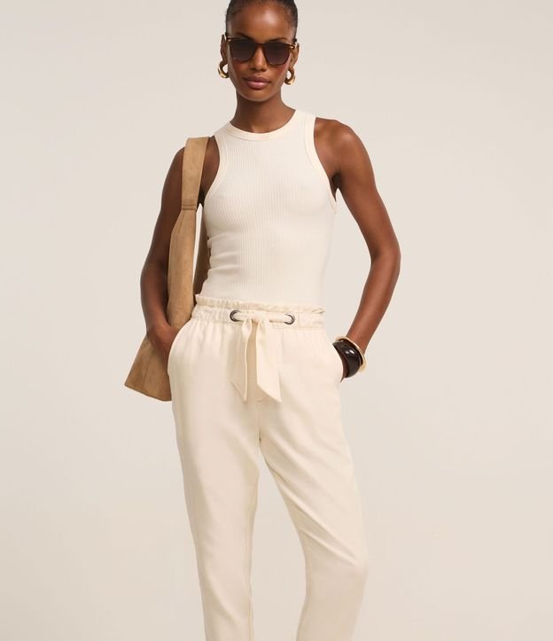 Pantalón Carrot en Sarga con Cintura Elástica y Lazo en la Cintura 3