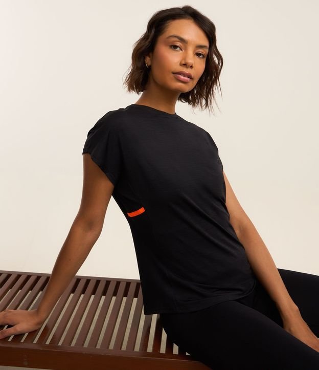 Remera Deportiva en Microfibra con Faja Contrastante