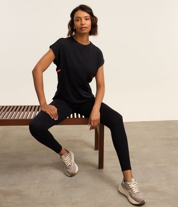 Remera Deportiva en Microfibra con Faja Contrastante 3
