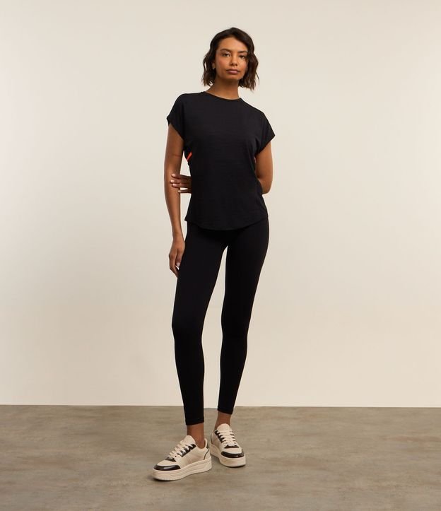 Remera Deportiva en Microfibra con Faja Contrastante 4