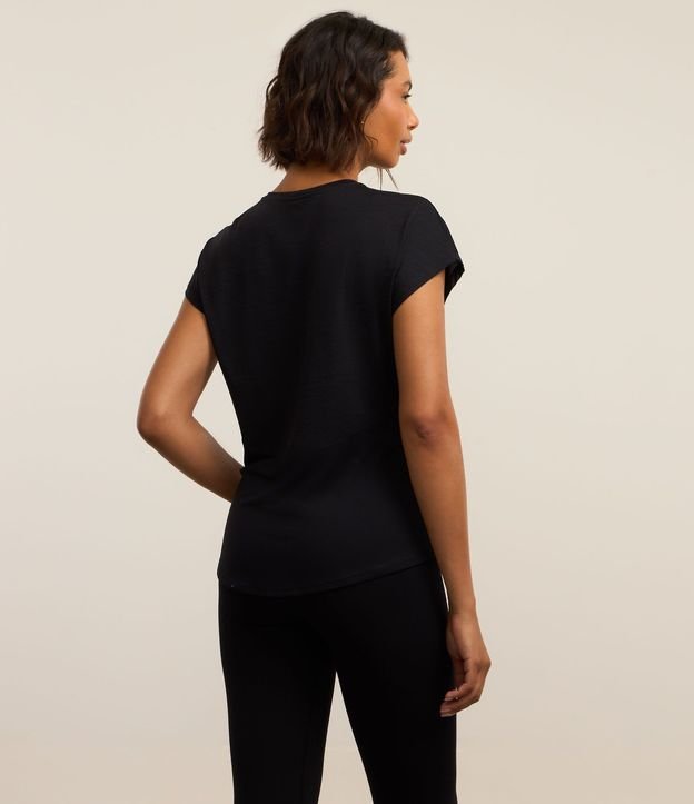 Remera Deportiva en Microfibra con Faja Contrastante