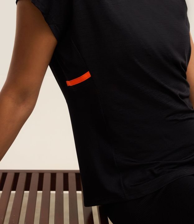 Remera Deportiva en Microfibra con Faja Contrastante 7
