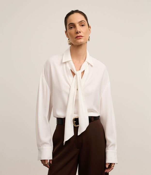 Camisa en Crepé con Cuello Lazo y Manga Larga