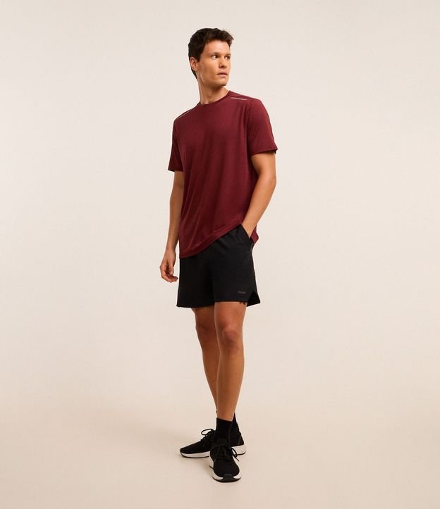 Remera Deportiva con Tecnologia Dry y Detalles Reflectantes 2