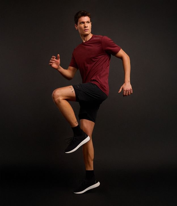 Remera Deportiva con Tecnologia Dry y Detalles Reflectantes 3