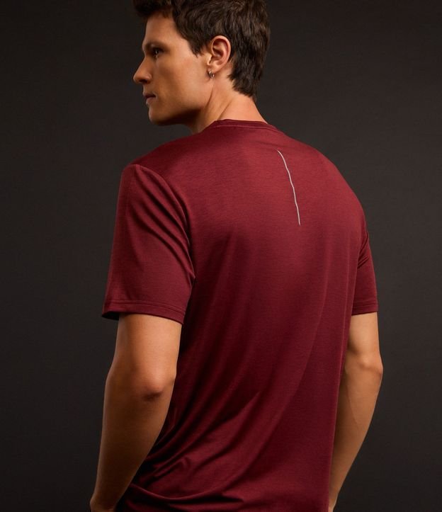 Remera Deportiva con Tecnologia Dry y Detalles Reflectantes 4