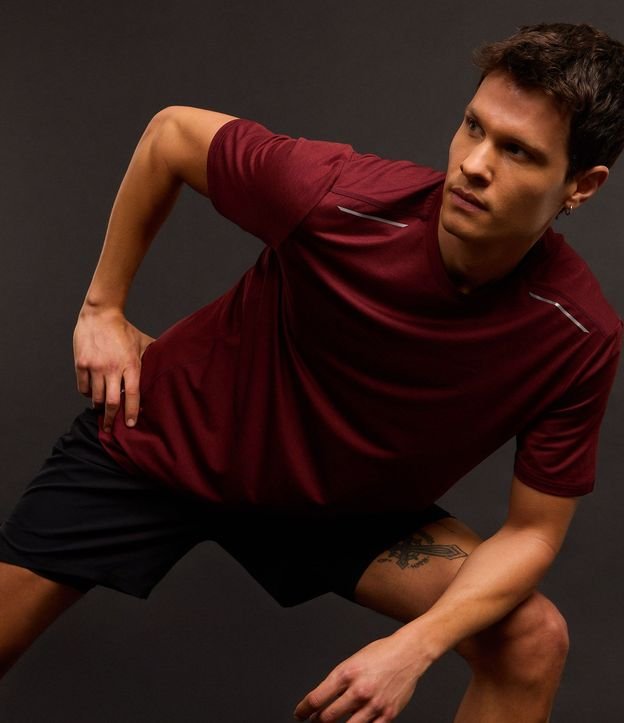 Remera Deportiva con Tecnologia Dry y Detalles Reflectantes 6