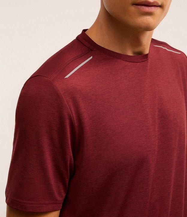 Remera Deportiva con Tecnologia Dry y Detalles Reflectantes 7