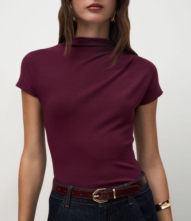 Blusa en Viscosa Seamless con Cuello Alto 8