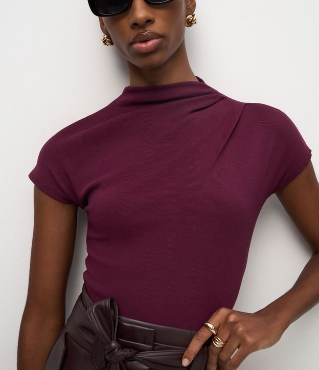 Blusa en Viscosa Seamless con Cuello Alto 4