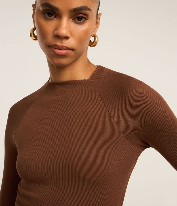 Blusa Básica en Viscosa con Cuello Alto y Sisa Raglán 5