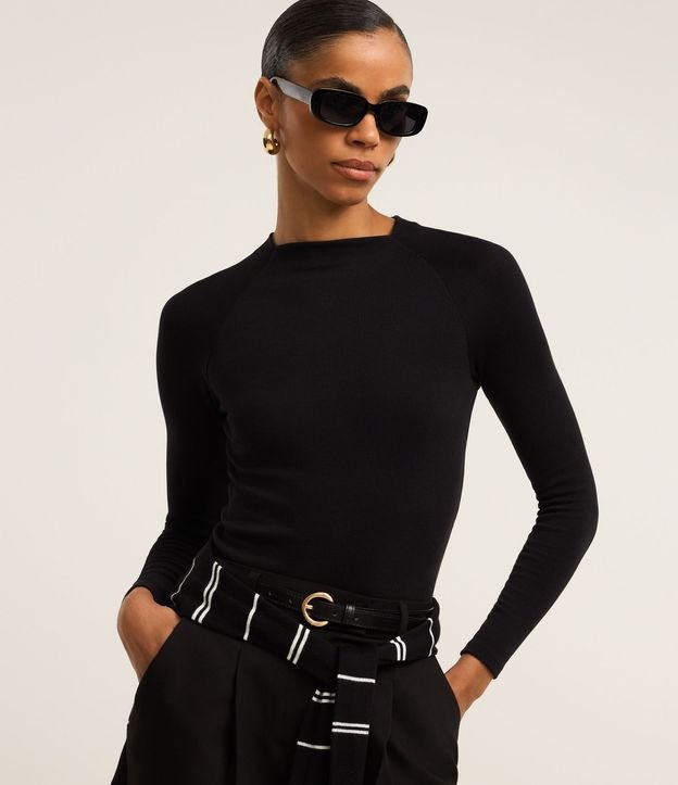 Blusa Básica en Viscosa con Cuello Alto y Sisa Raglán 1