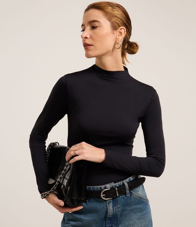Blusa en Microfibra de Corte a Hilo con Cuello Alto