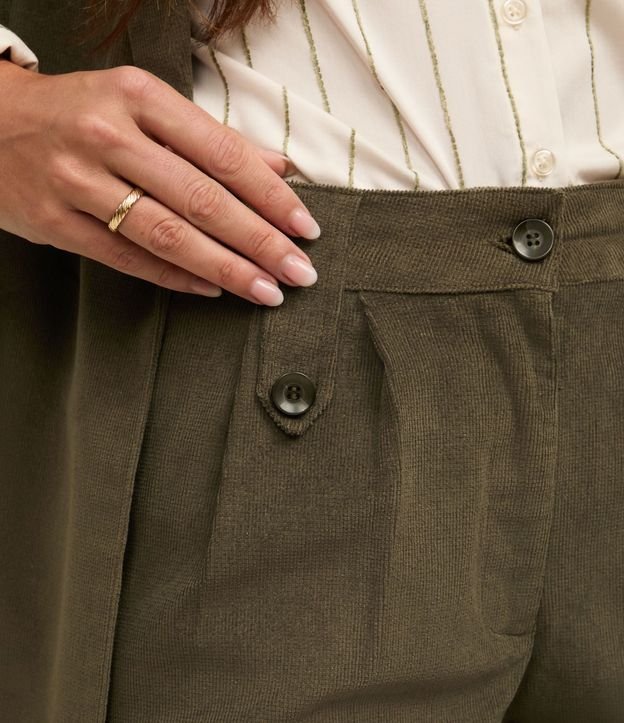 Short Recto Cintura Mediana en Terciopelo Cotelé y Pliegues 4