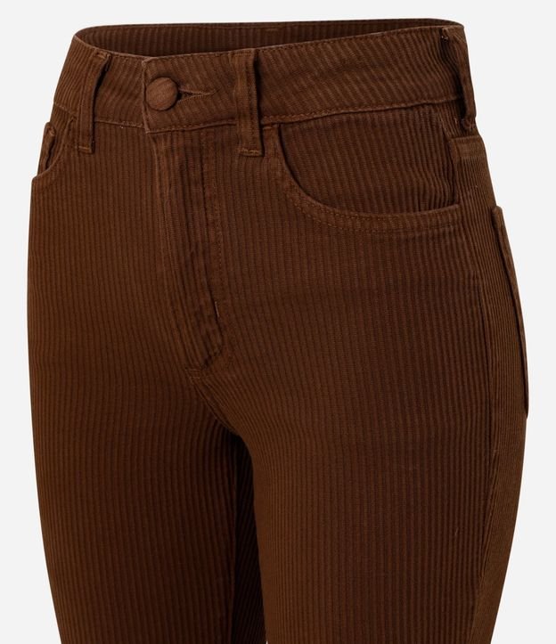 Pantalón Boot Cut Acanalada en Sarga con Botón Forrado 6