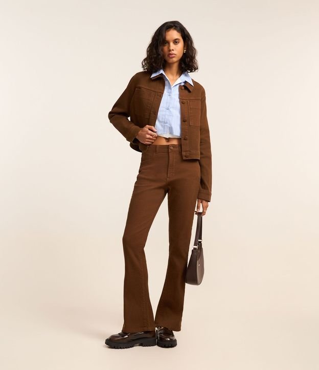 Pantalón Boot Cut Acanalada en Sarga con Botón Forrado