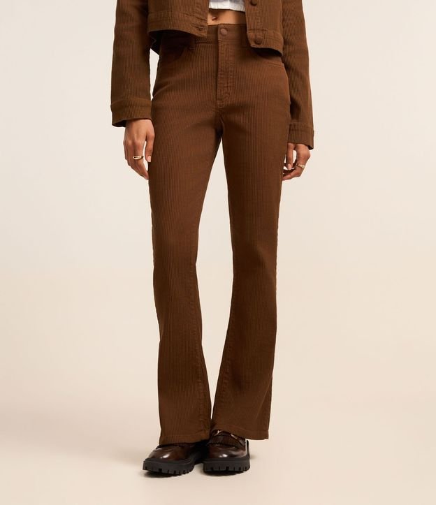 Pantalón Boot Cut Acanalada en Sarga con Botón Forrado 3