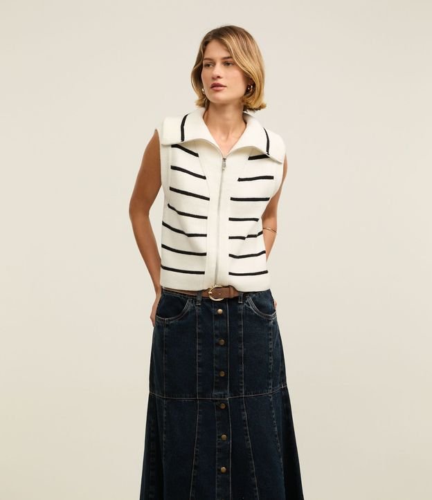 Pollera Midi Jeans con Abotonado Delantero y Recortes 2
