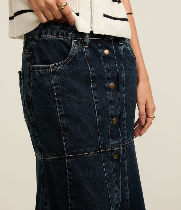 Pollera Midi Jeans con Abotonado Delantero y Recortes 4