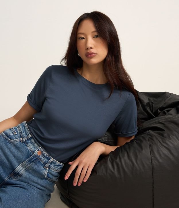 Blusa Básica en Viscosa con Manga Dobrada