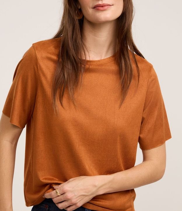 Blusa en Gamuza con Cuello Redondo y Manga Corta