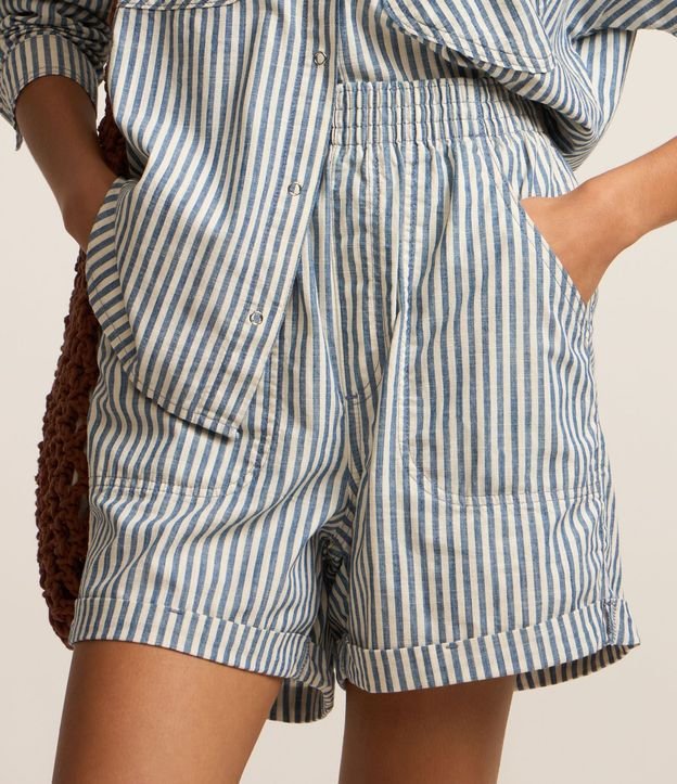 Short en Sarga con Bajo Plegado y Estampado de Rayas 4