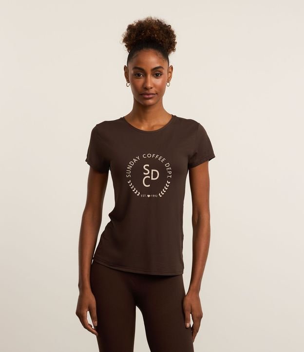 Remera Deportiva en Microfibra Texturizada con Estampa Sunday Coffee