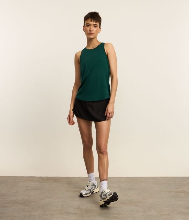 Musculosa Deportiva en Microfibra Texturizada y Bajo Redondeado 2