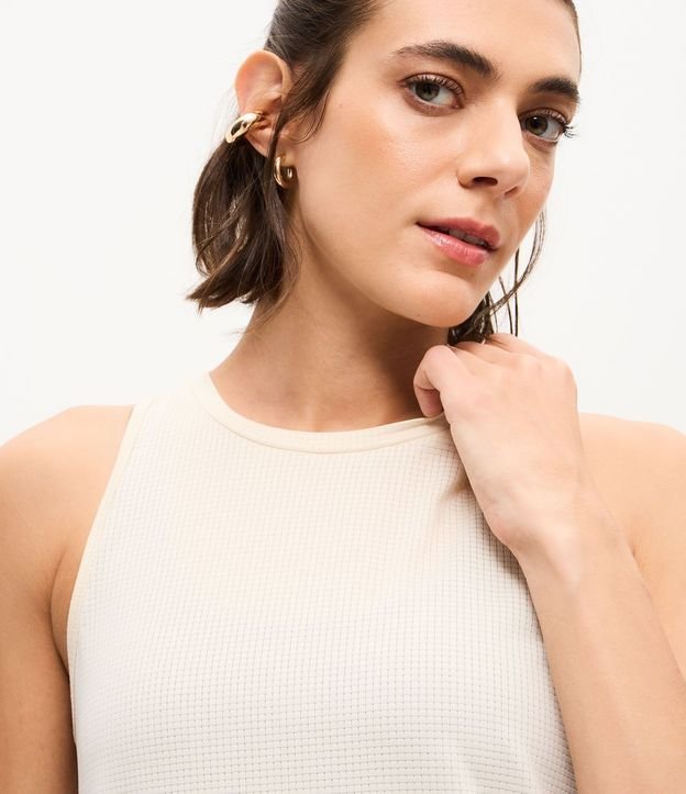 Musculosa Deportiva en Microfibra Texturizada y Bajo Redondeado 3