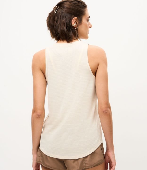 Musculosa Deportiva en Microfibra Texturizada y Bajo Redondeado 4