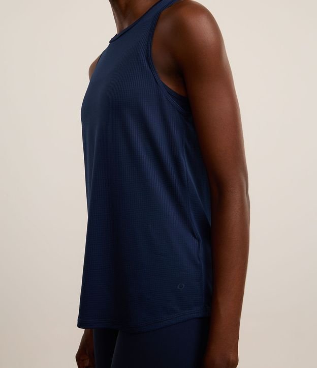 Musculosa Deportiva en Microfibra Texturizada y Bajo Redondeado