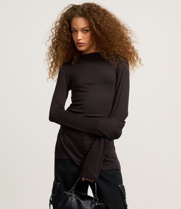 Blusa en Rib con Fruncido Lateral y Cuello Alto