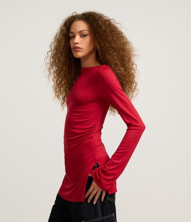 Blusa en Rib con Fruncido Lateral y Cuello Alto