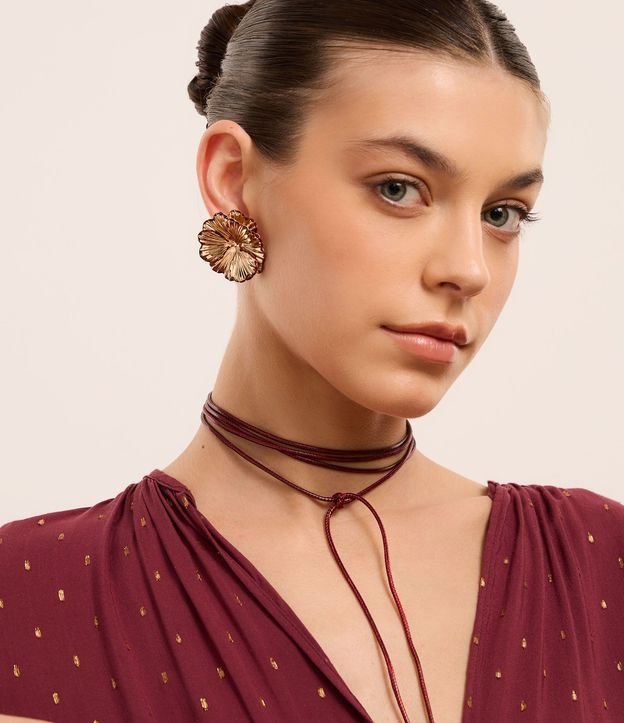 Conjunto de Collar Cordón y Caravanas y Formato Floral con Pétalos