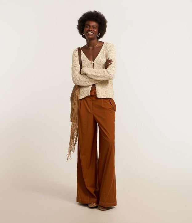 Pantalón Pantalona en Sarga con Pespontos Contrastantes Cinturón y Hebilla