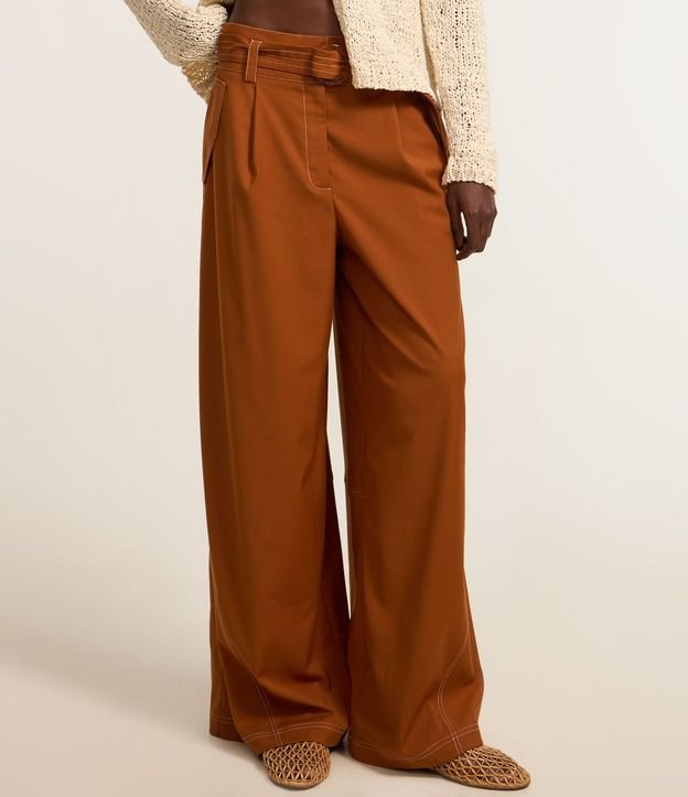 Pantalón Pantalona en Sarga con Pespontos Contrastantes Cinturón y Hebilla 3