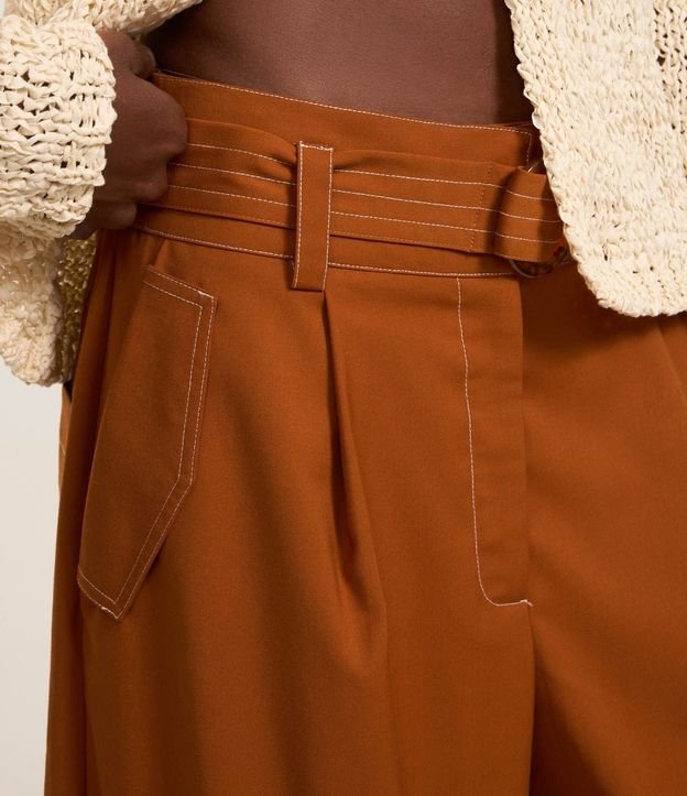 Pantalón Pantalona en Sarga con Pespontos Contrastantes Cinturón y Hebilla 4